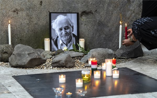 Július 7-én helyezik örök nyugalomra Kányádi Sándort