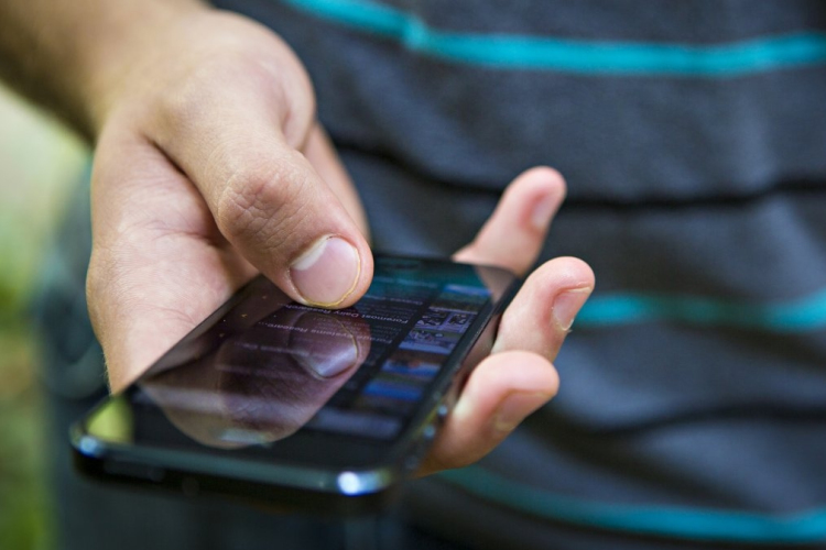 Mobiltelefonokkal seftelő bűnbandát fogták el