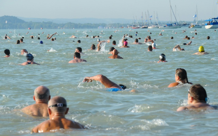 Elhalasztják a szombati Balaton-átúszást