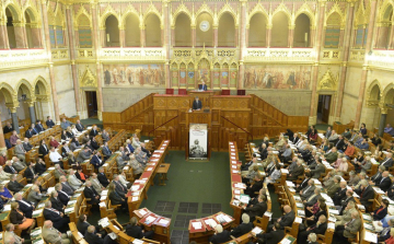A költségvetést és az adócsomagot kezdi tárgyalni a Ház